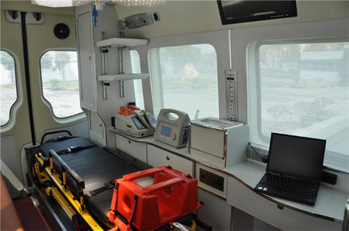 福贡县救护车内部